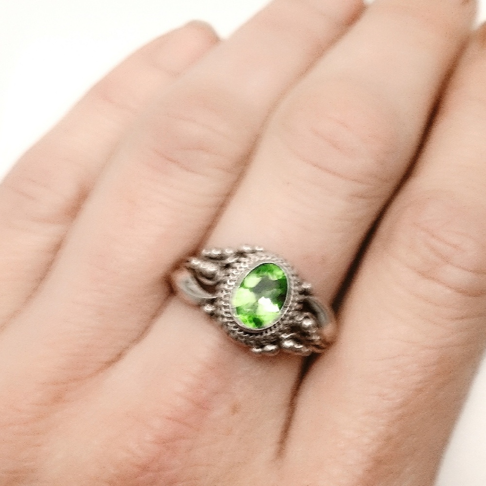 Vintage Sterling Silver & Peridot Ring- Size 7 - Picture 2 of 6